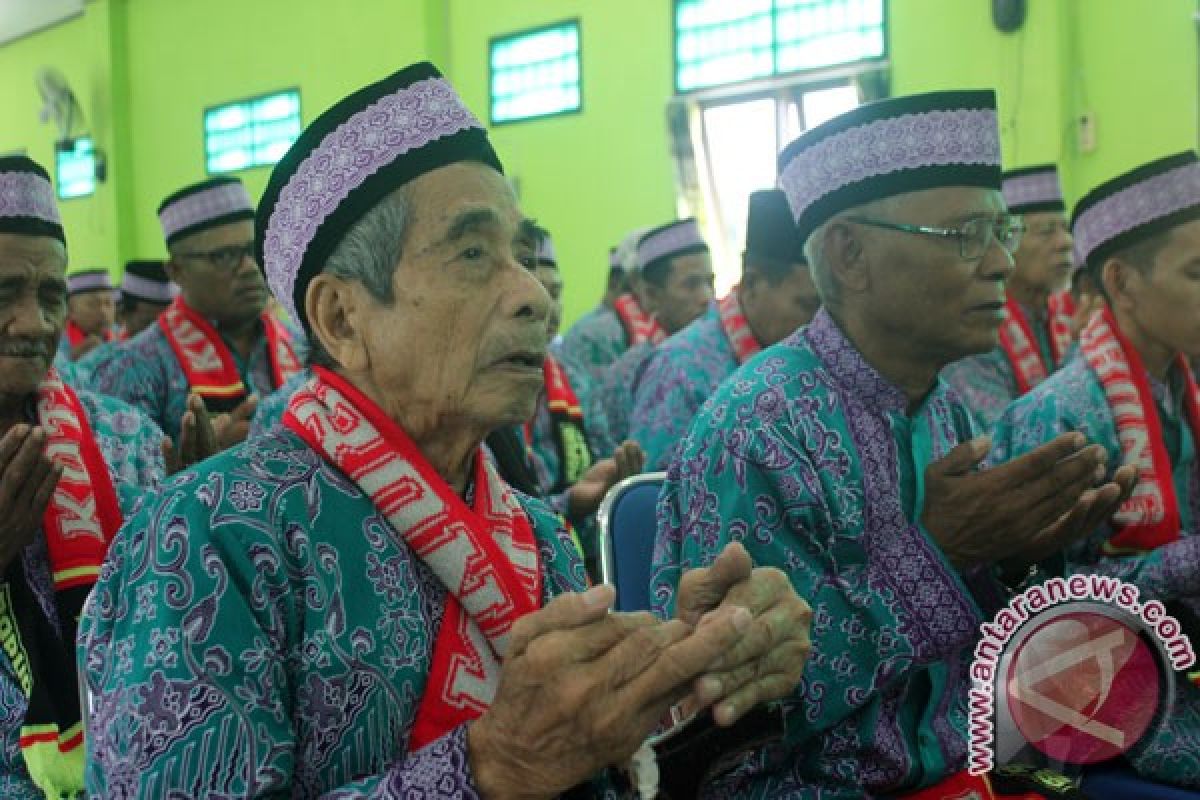 Puluhan ribu calon haji Papua Barat mengantre