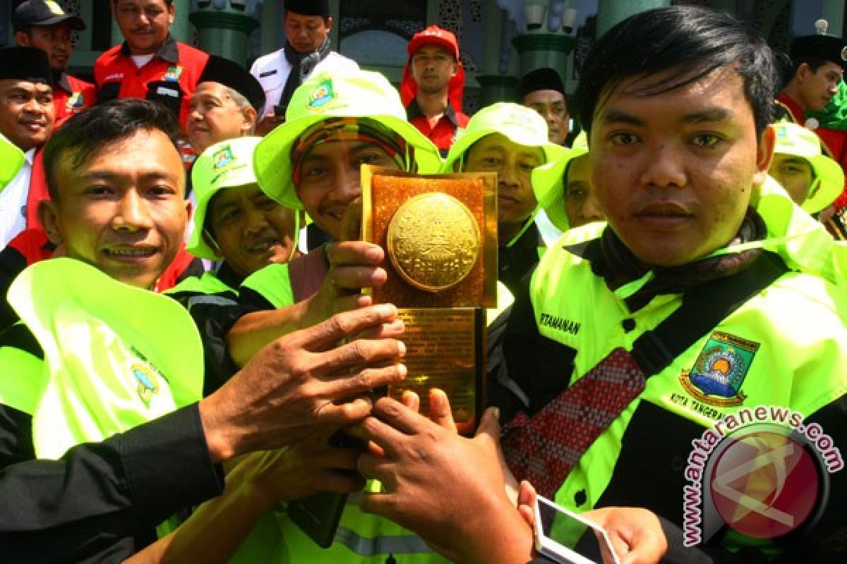 Pemkot Tangerang arak piala Adipura keliling kota