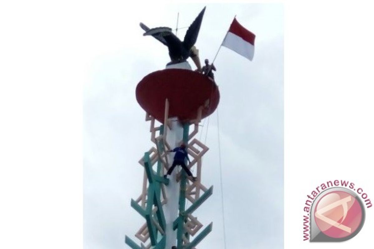 Kibarkan Bendera Merah Putih di Puncak Tugu Jajaka Bartim