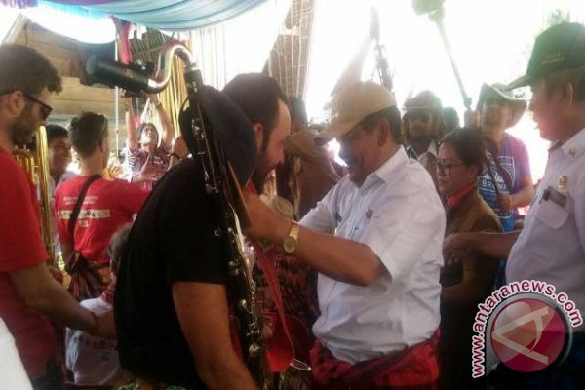 Orkestra Spanyol Gelar Hiburan di Samosir