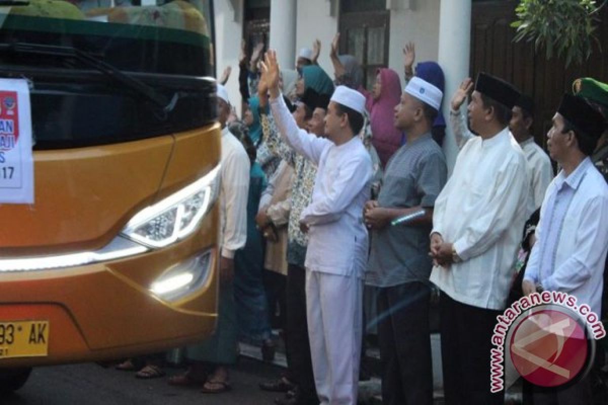 Wabup HSS Lepas  355 Calon Haji