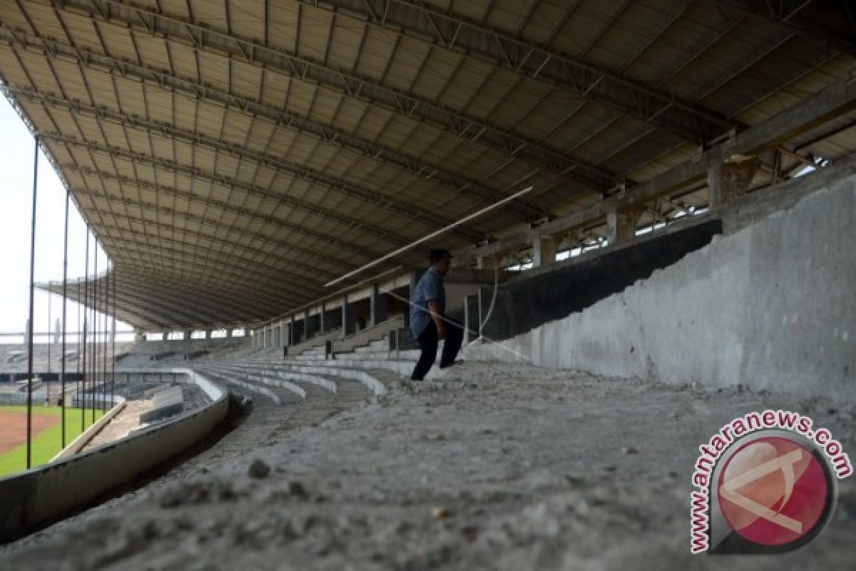 Pemasangan atap Stadion Barombong dilaksanakan April
