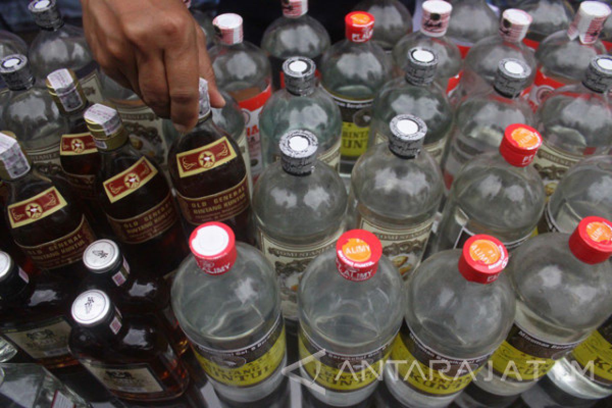 Polisi Sidoarjo bekuk pembuat minuman keras ilegal