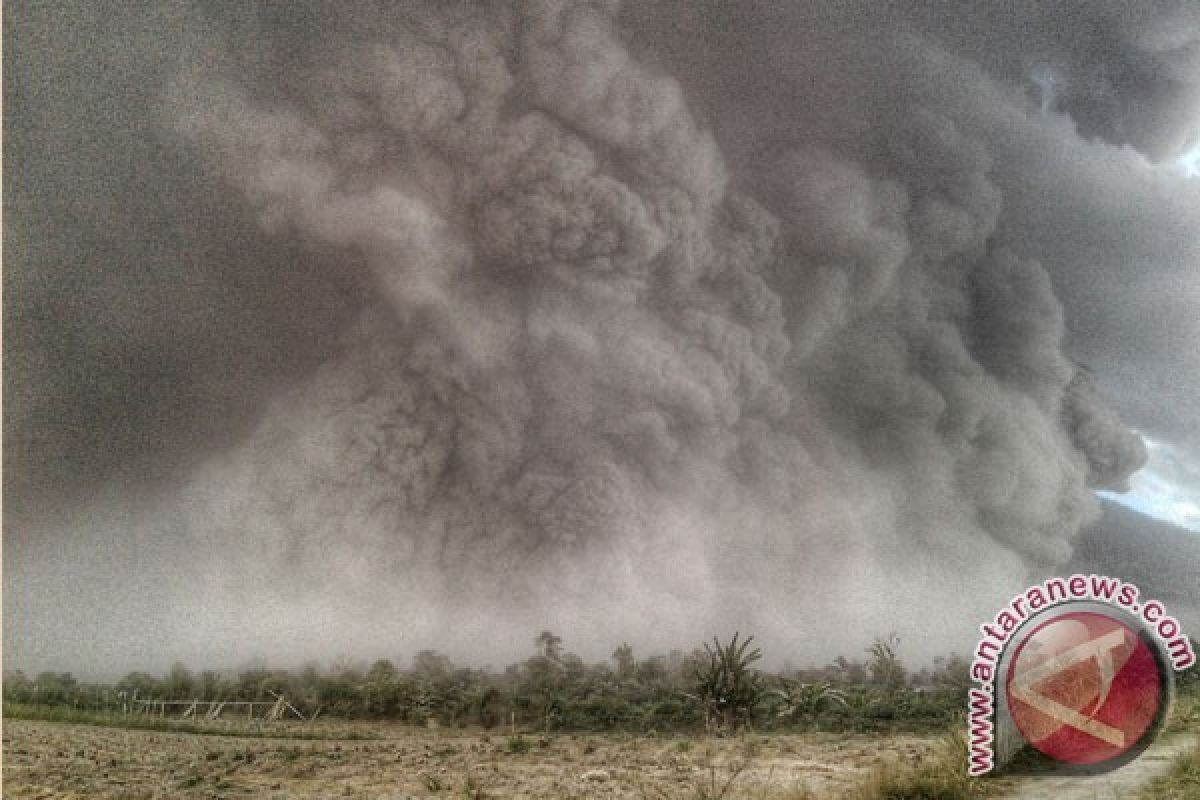 Sinabung rutin erupsi sejak dinihari