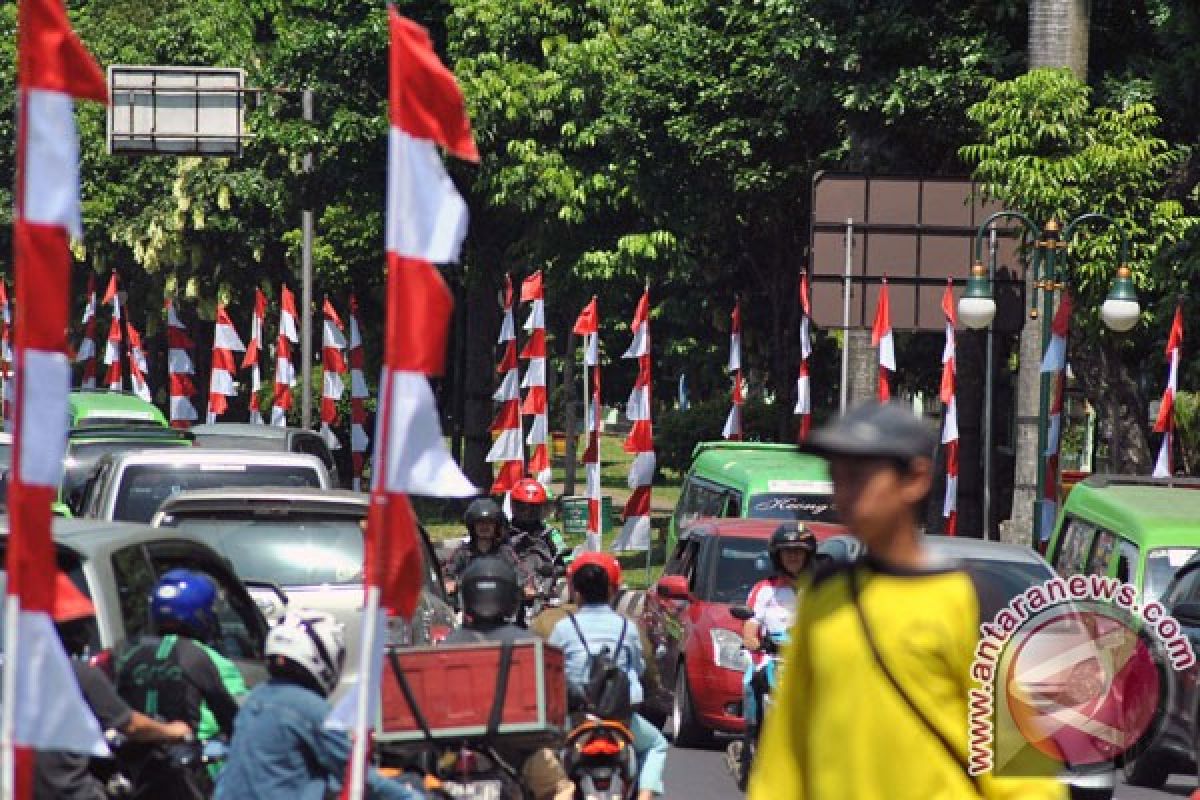 Polisi tancapkan Merah Putih di Puncak Cagar Alam Pararawen