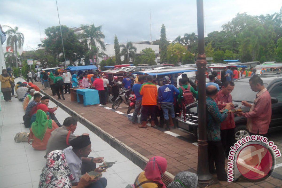 Pemkot Gelar Makan Gratis Syukuran Adipura Padang