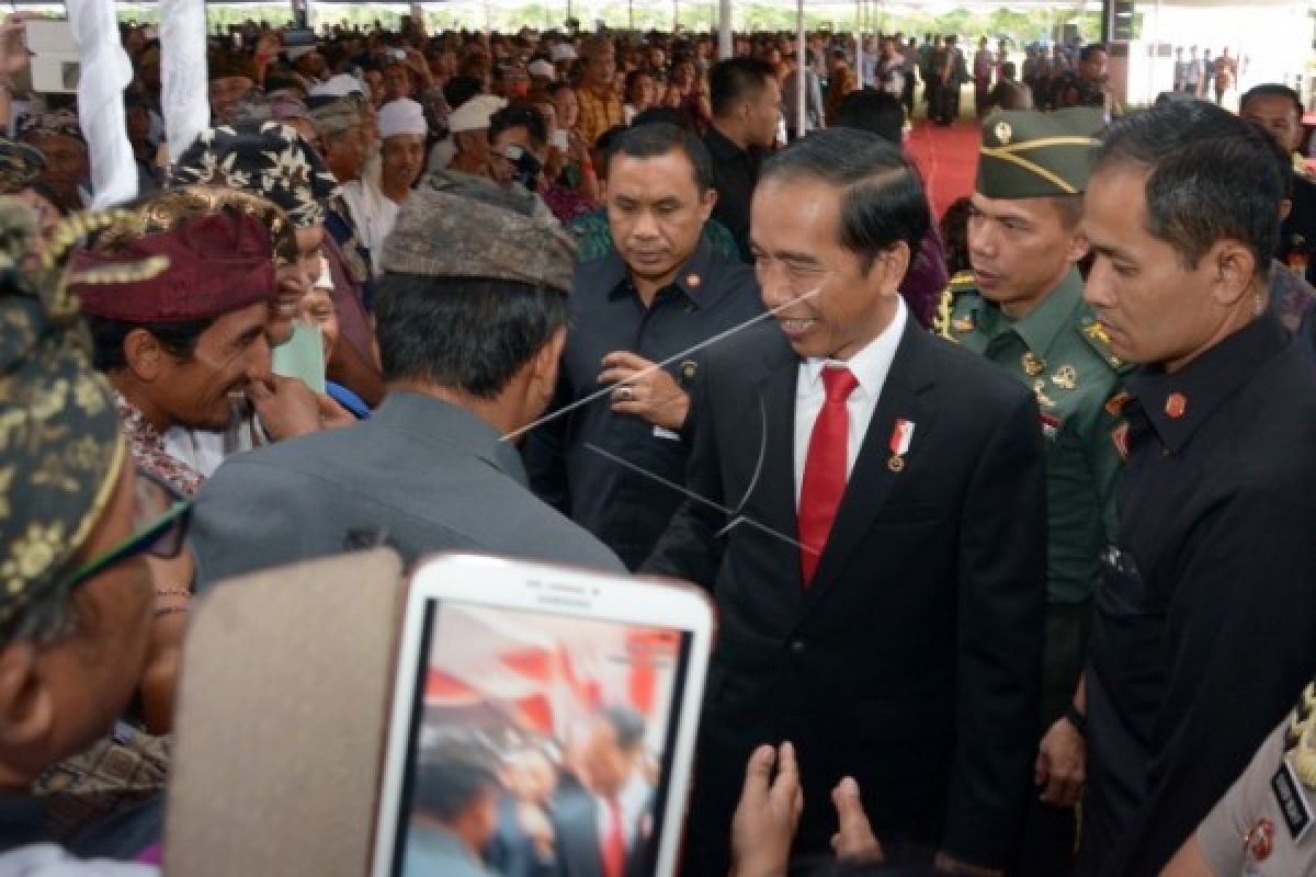 Presiden serahkan sertifikat tanah kepada warga Bali