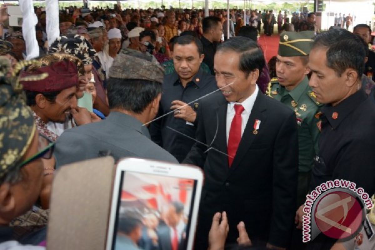 Presiden Serahkan Sertifikat Tanah kepada Warga Bali (Video)