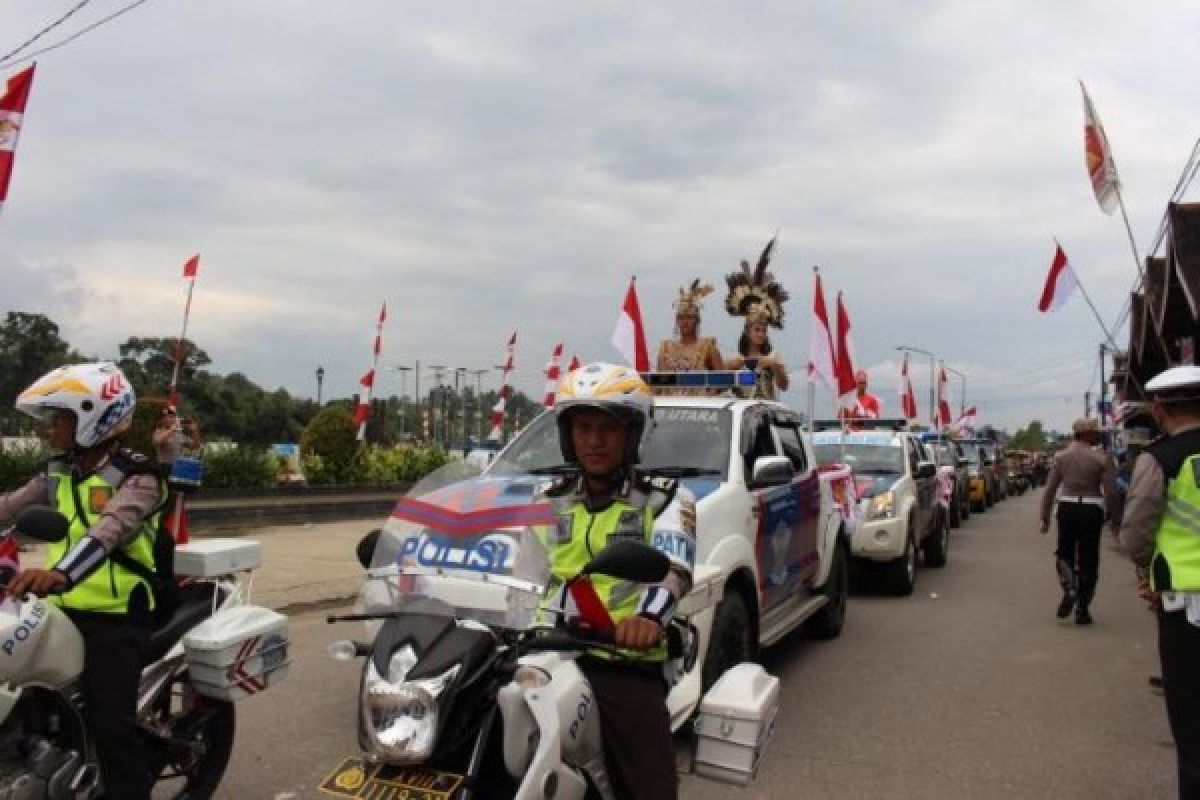 Tarian Dayak Sambut Tim Ekspedisi Merah Putih di Barito Utara