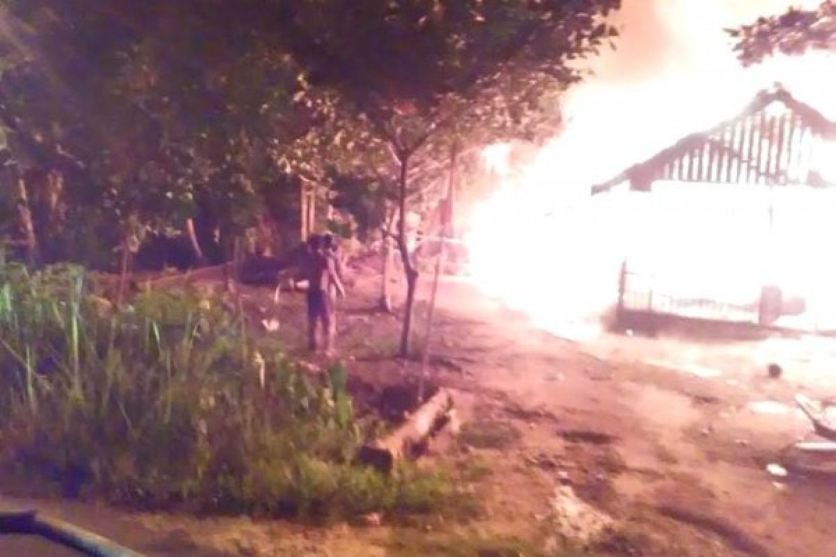 2 Rumah Jalan Manunggal Desa Mantaren I Terbakar