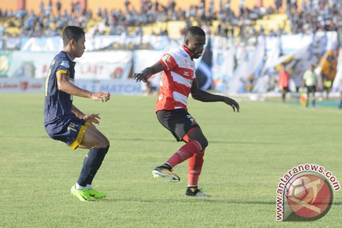 Madura United menjamu Persela di Stadion Pamekasan