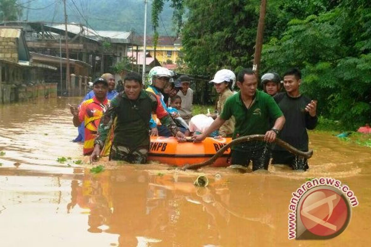 Babinsa bantu warga BTN Organda tarik rakit 