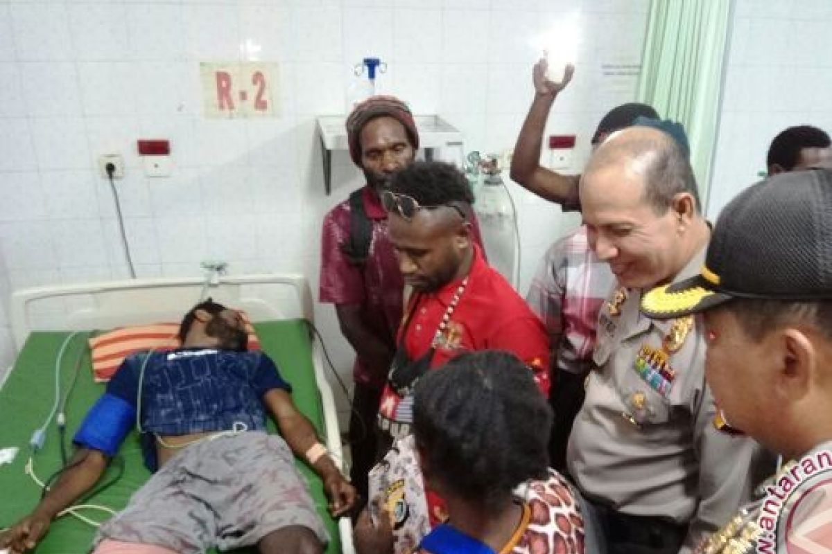 Kapolda dan Wagub Papua jenguk korban penembakan