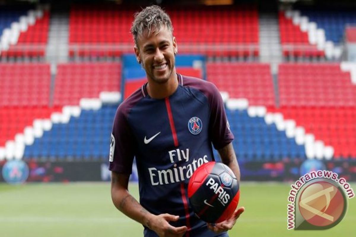 Neymar diperkenalkan tapi belum bisa dimainkan