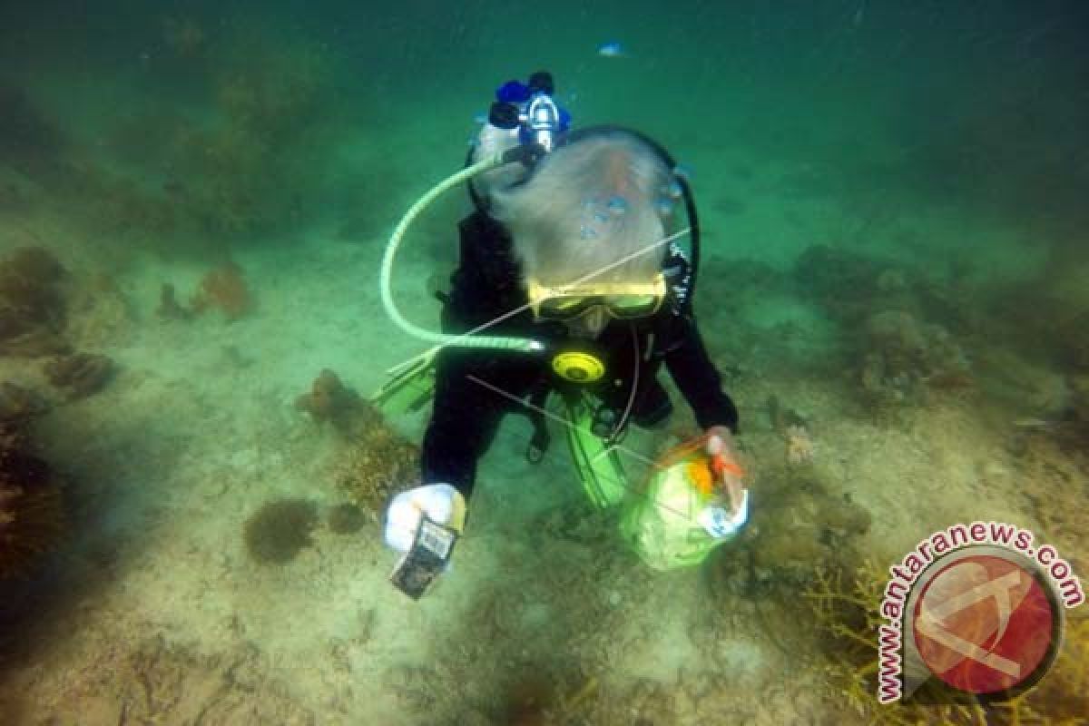 Prajurit Lantamal Selami Dasar Laut Pulau Samalona