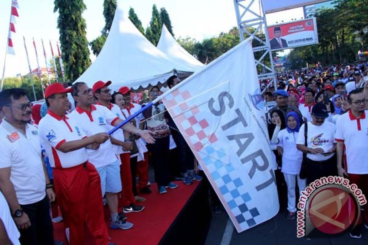 Menristekdikti Jalan Sehat Bersama 22.000 Warga Makassar