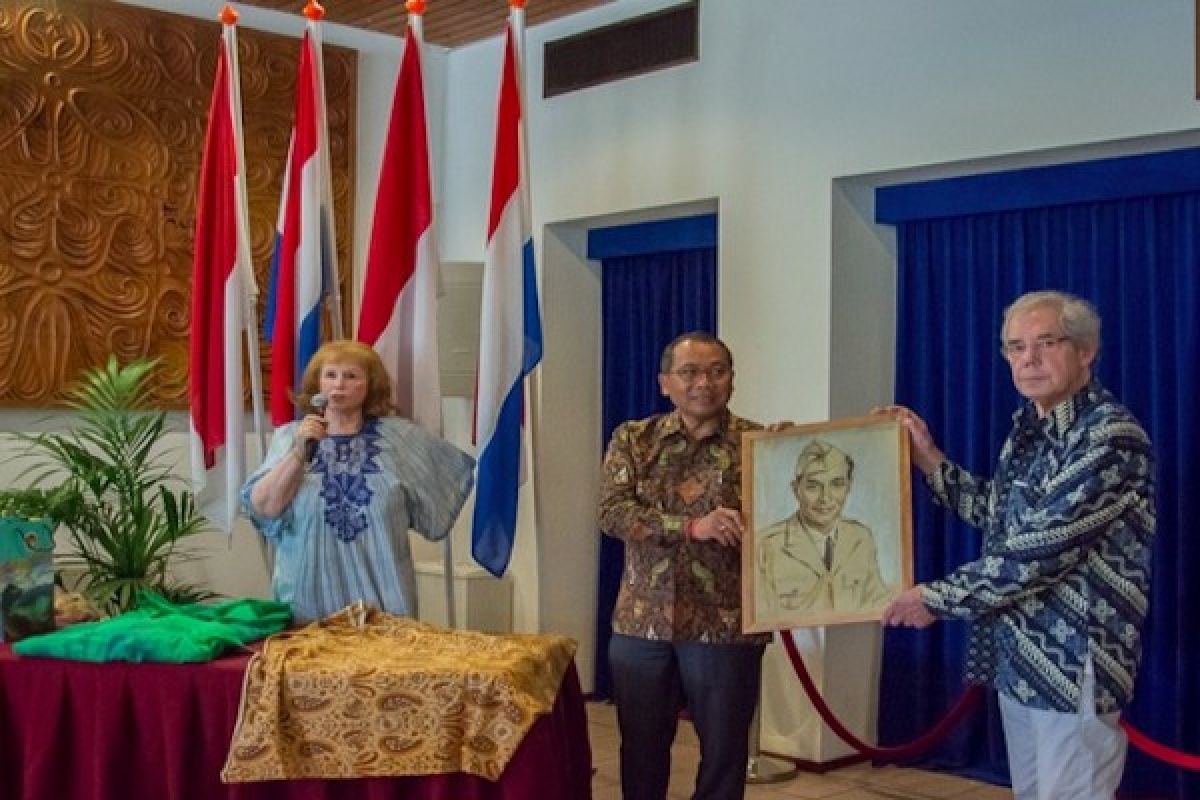 Rosemarie Donkersloot serahkan lukisan diri Sultan Hamid II