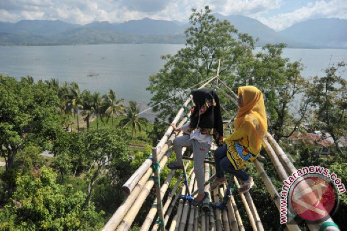 Solok BRI Beautifies Lake Singkarak Tourism Area