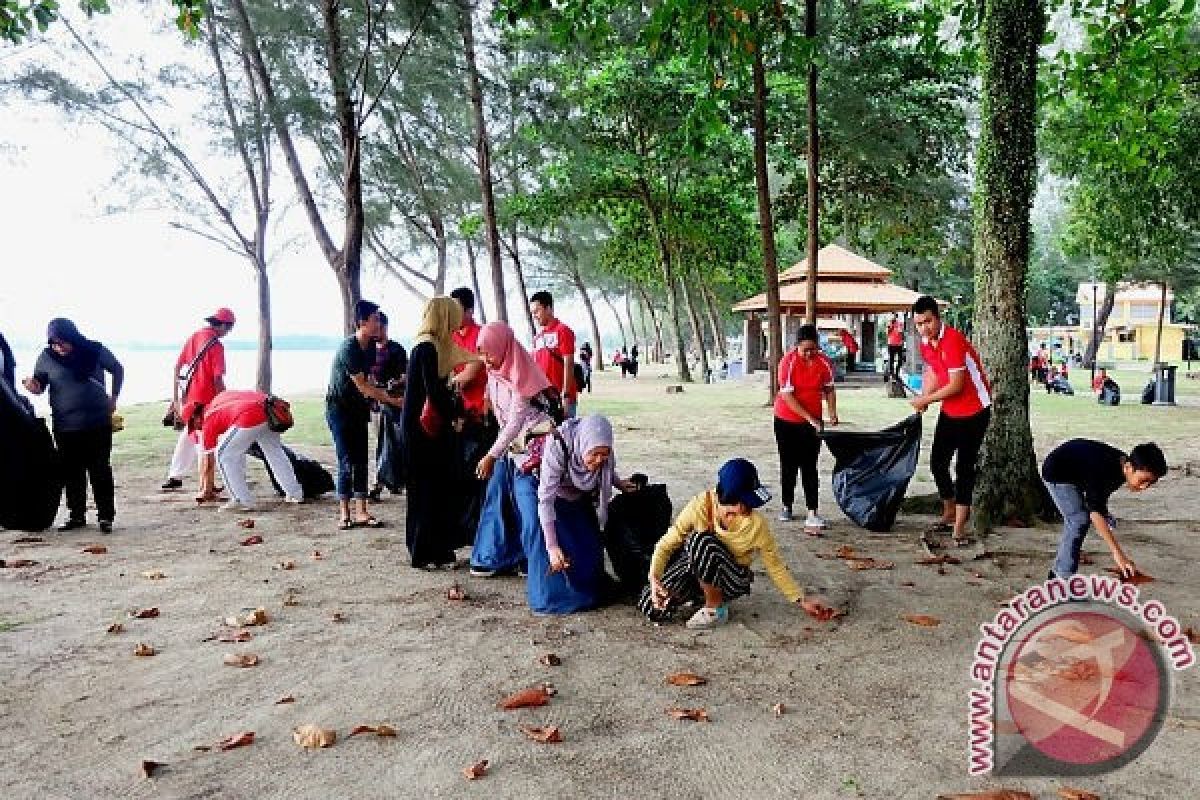 KJRI Kinabalu bersihkan Sampah di Pantai Sambut HUT RI