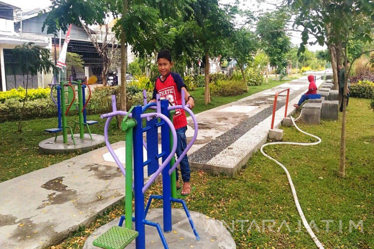 Minggu Pagi Di Taman Rungkut (Video)