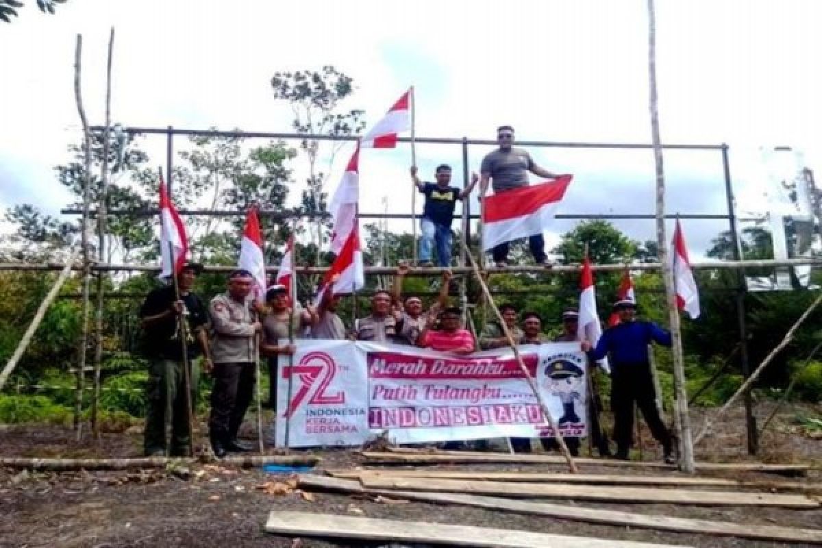 Polisi Tancapkan Merah Putih di Cagar Alam Pararawen