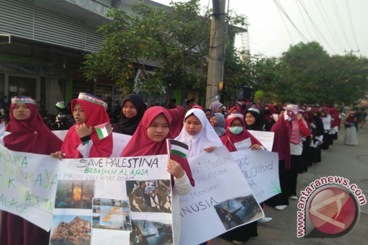 Ratusan massa peduli Palestina gelar aksi damai