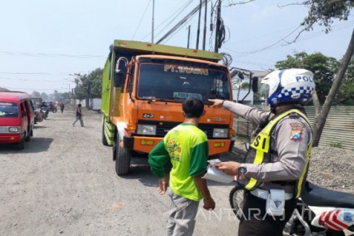 Polisi Tutup Akses Truk di Jalan Kalianak