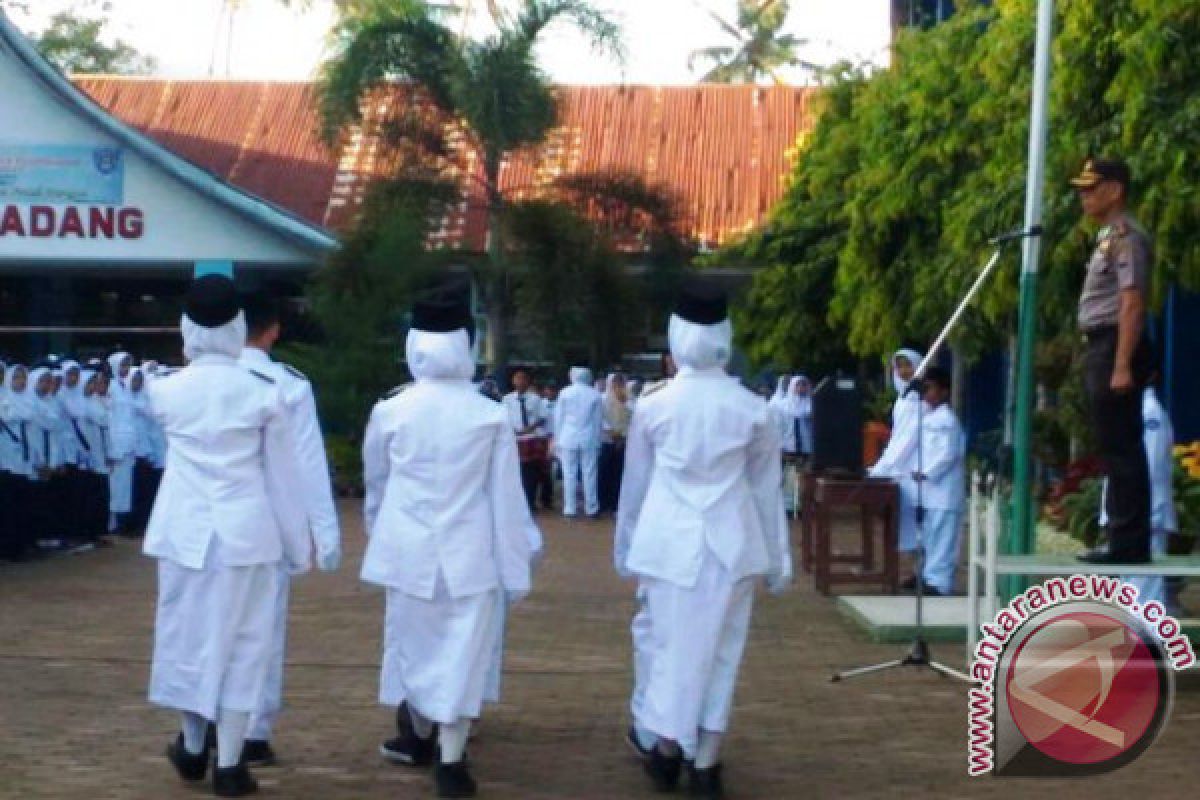 Polisi Sosialisasikan Tertib Lalu Lintas di SMPN 14 Padang