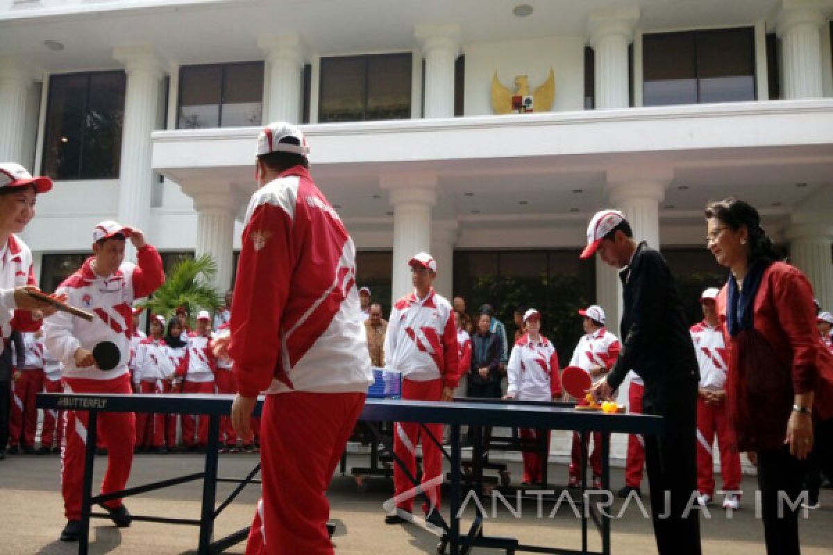 Presiden Lawan Susi Susanti Tanding Tenis Meja (Video)