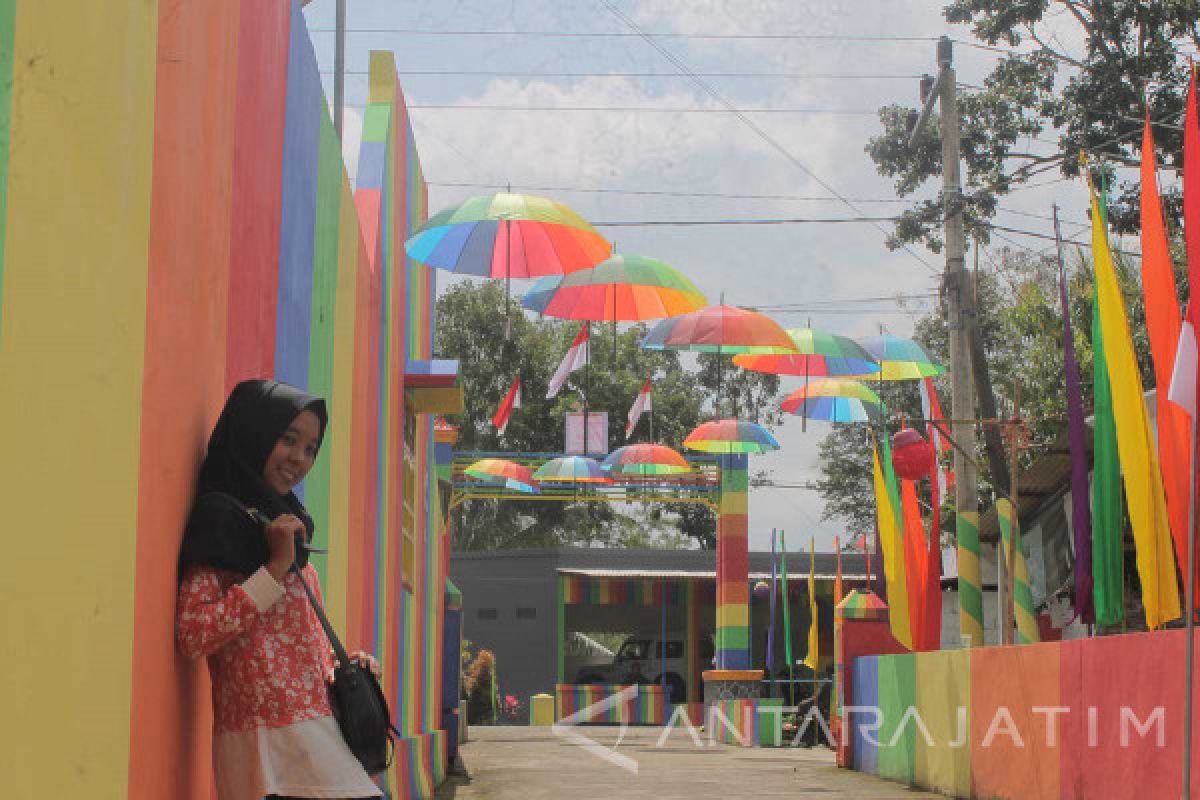 Warga Gotong-royong Buat Kampung Pelangi di Tulungagung