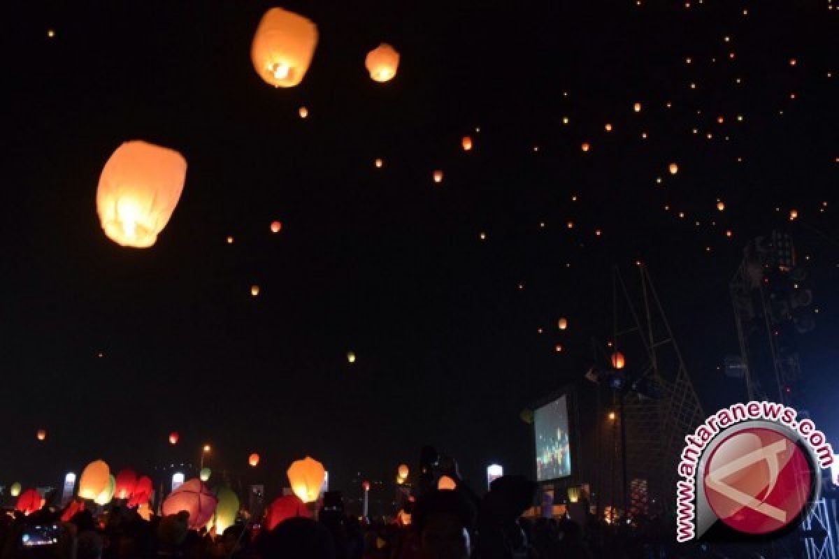 Ribuan  Lampion Warnai Langit Dieng