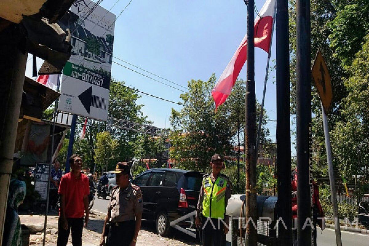 Polisi Sidoarjo Minta Pencopotan Bendera Terbalik (Video)