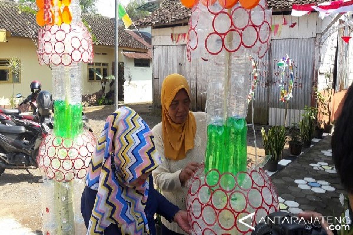 Warga Buat Gapura "Tujuhbelasan" dari Botol Bekas