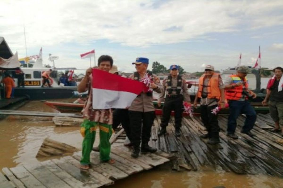 Ditpolair Kalteng Bagikan Bendera Untuk Warga Pesisir