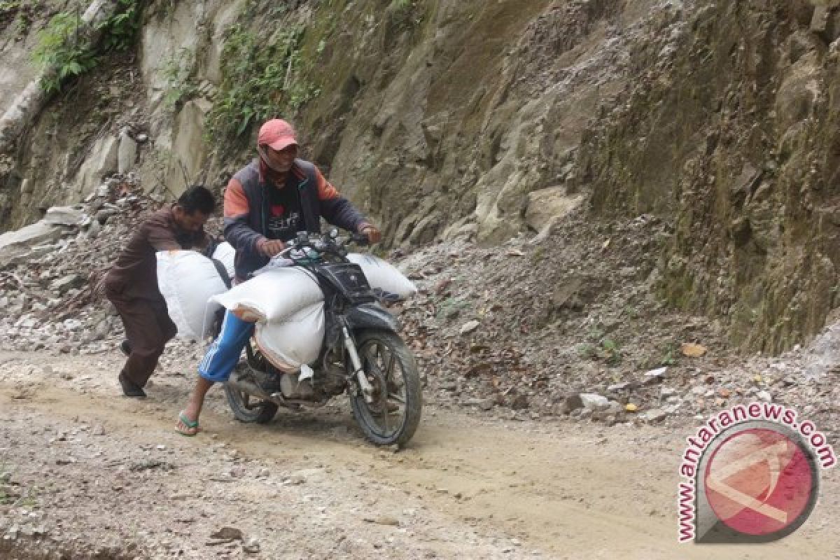 Mengawal  Distribusi Beras Subsidi  Ke  Lindu