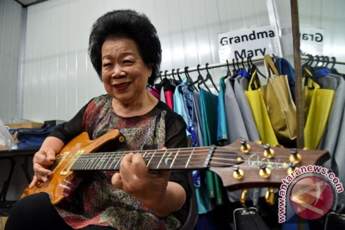 Mary Ho, gitaris nenek-nenek yang hebohkan YouTube