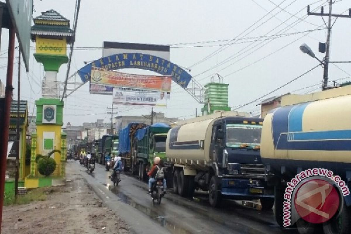 Truk Tabrakan Akibatkan Macet Panjang