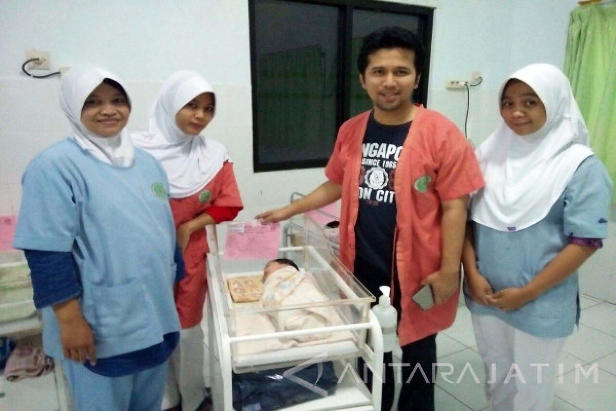 Bupati Emil Bezuk Bayi Gelandangan Penderita Gangguan Jiwa (Video)