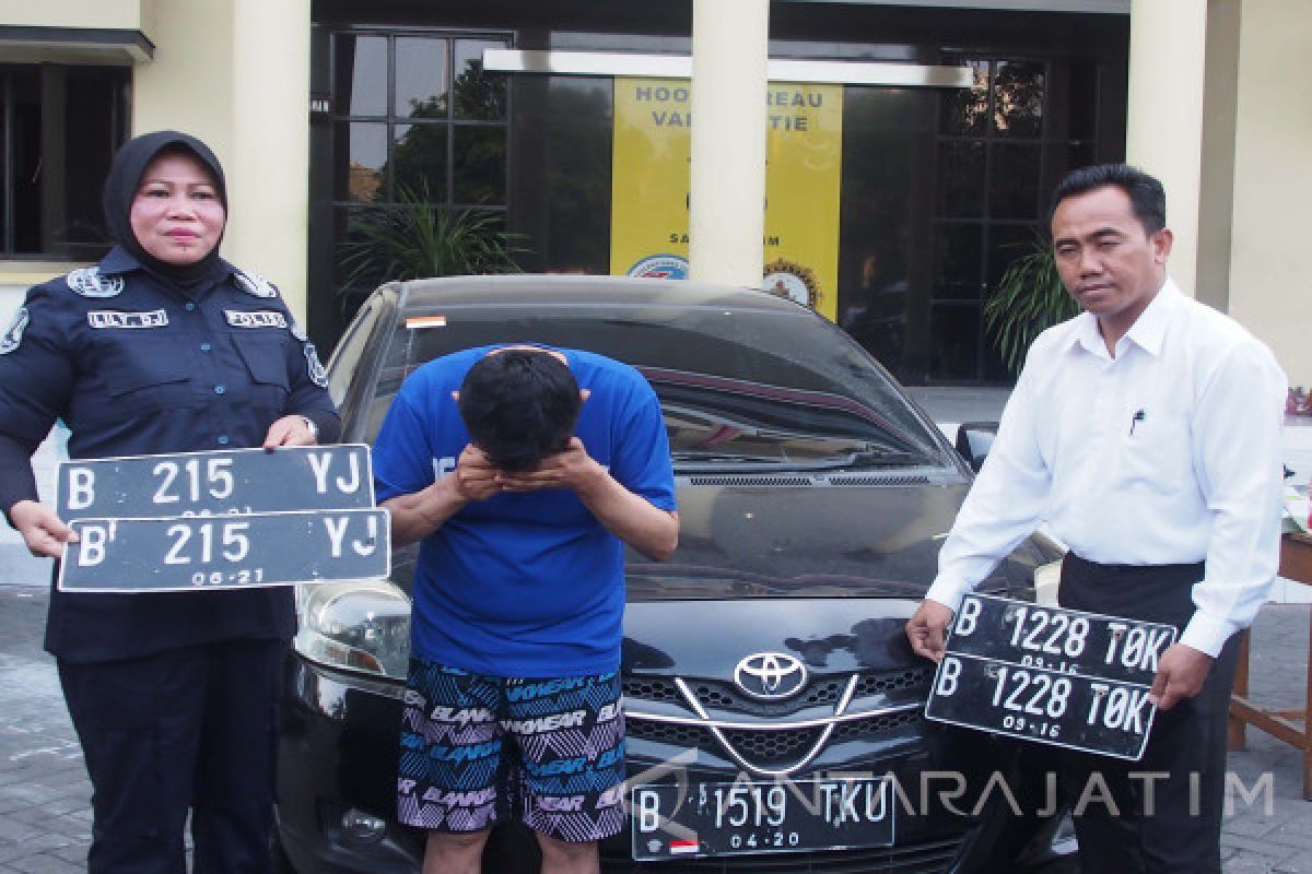 Giliran Mobil Dokter Menjadi Korban Pecah Kaca di Surabaya