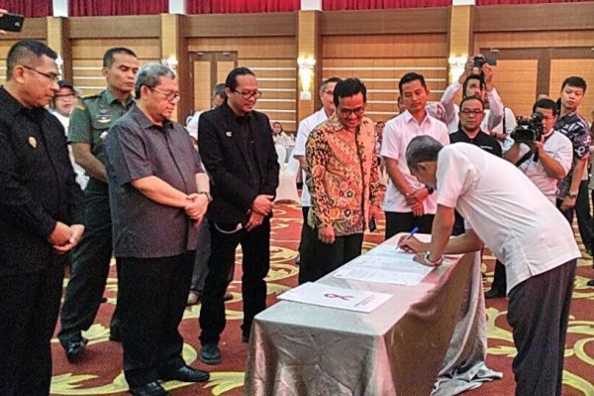 Twenty-seven mayors sign HIV/AIDS declaration in West Java