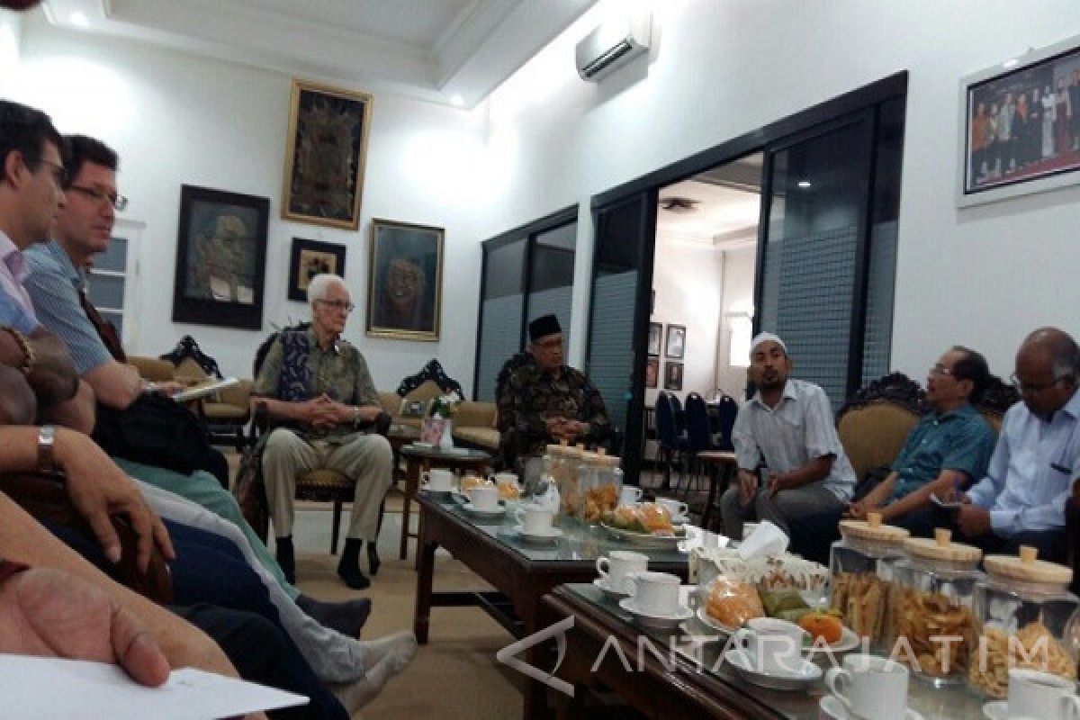 Pastor Serikat Jesuit Lintas Negara Berkunjung ke Pesantren Tebuireng Belajar tentang Islam 