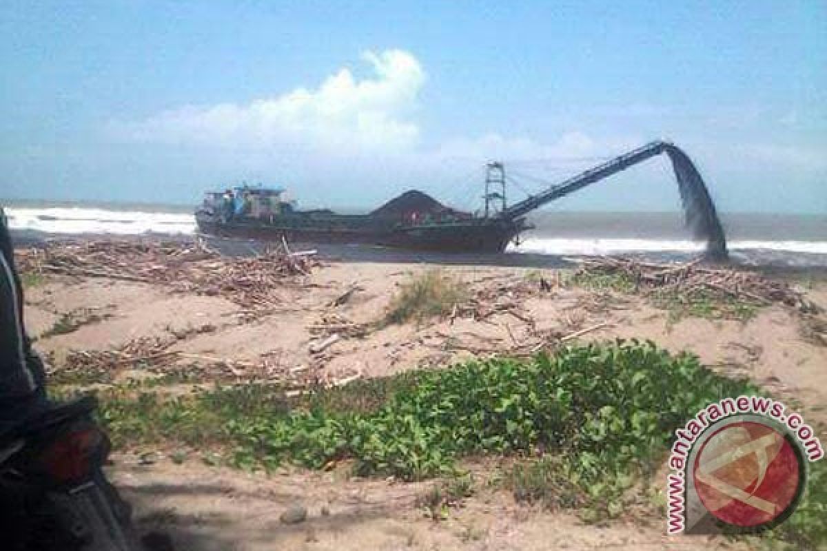 PT Injatama Menumpahkan Batu Bara Ke Laut Bengkulu