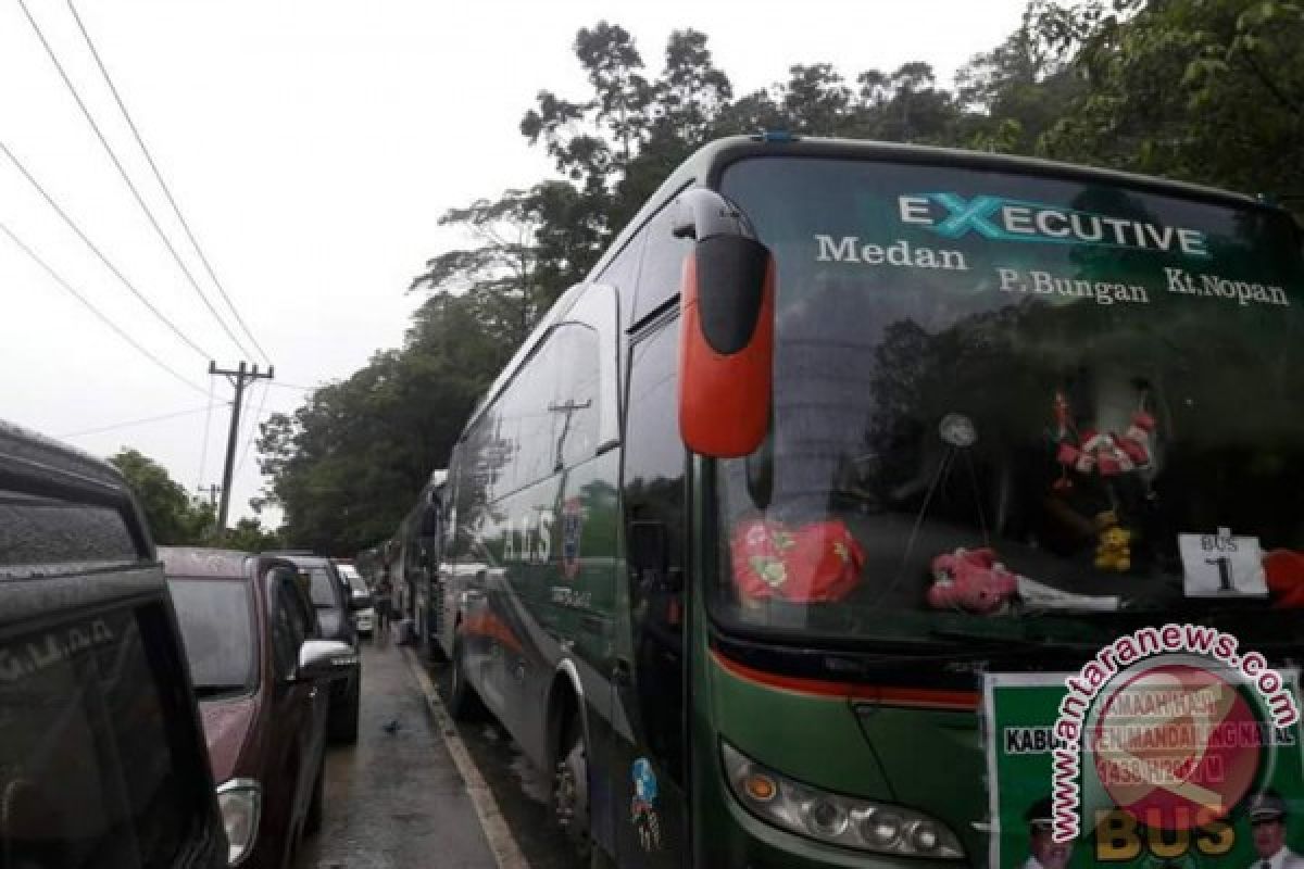 Angkutan Jamaah Haji Terjebak Longsor