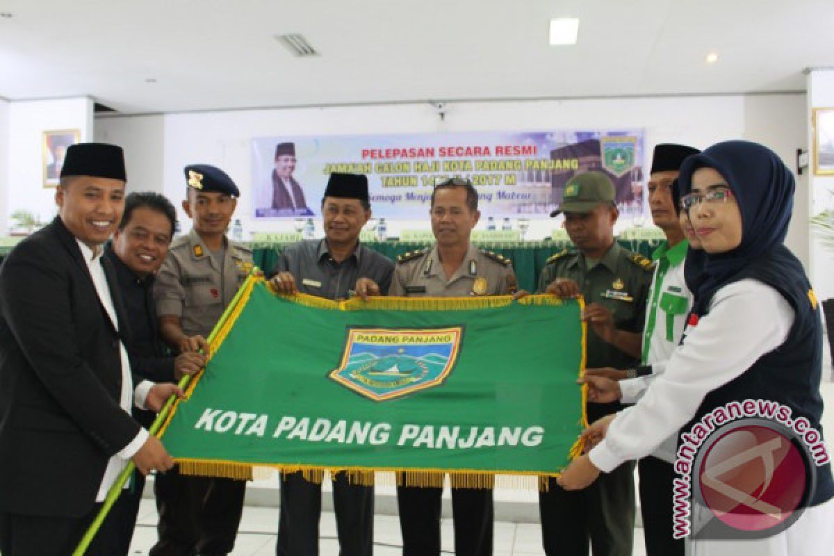 Calon Haji Padang Panjang Menuju Embarkasi Padang