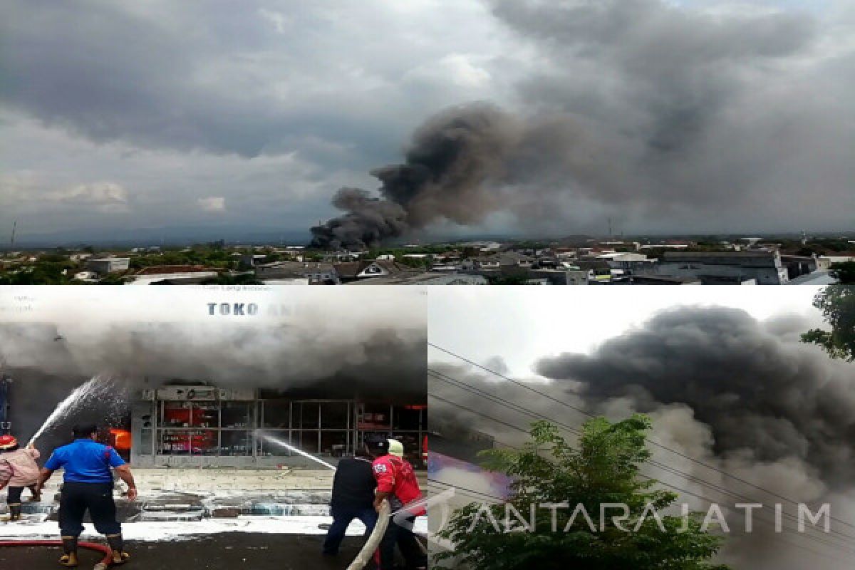 Sejumlah Toko di Pasar Besar Tulungagung Terbakar (Video)