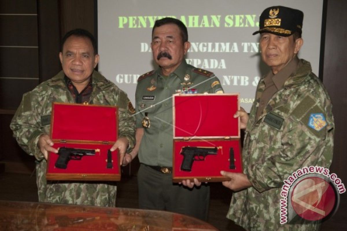 Kodam Udayana Serahkan Pistol kepada Gubernur Bali Nusra (Video)