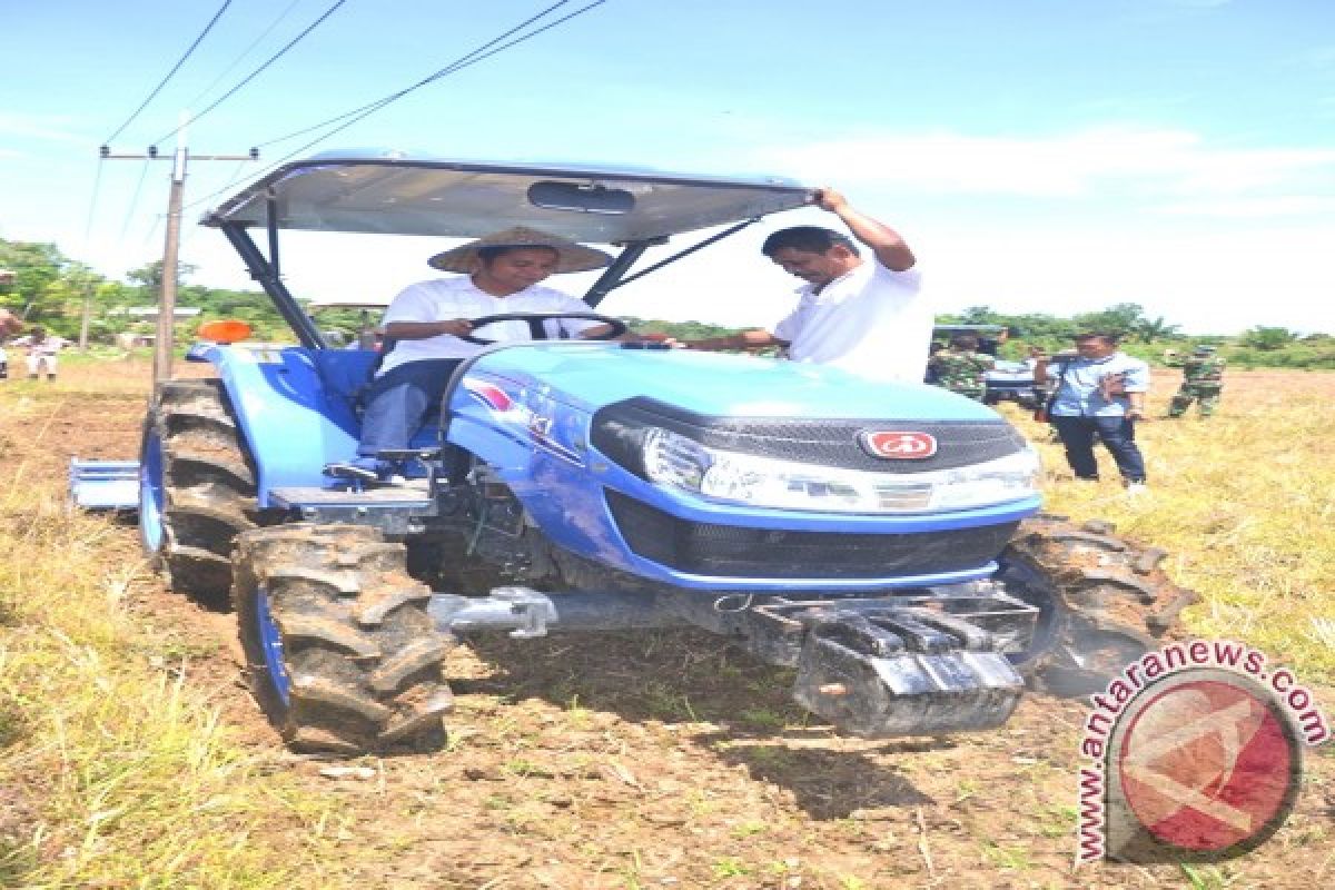 Bupati Tapteng Serahkan Alsintan Kepada Petani