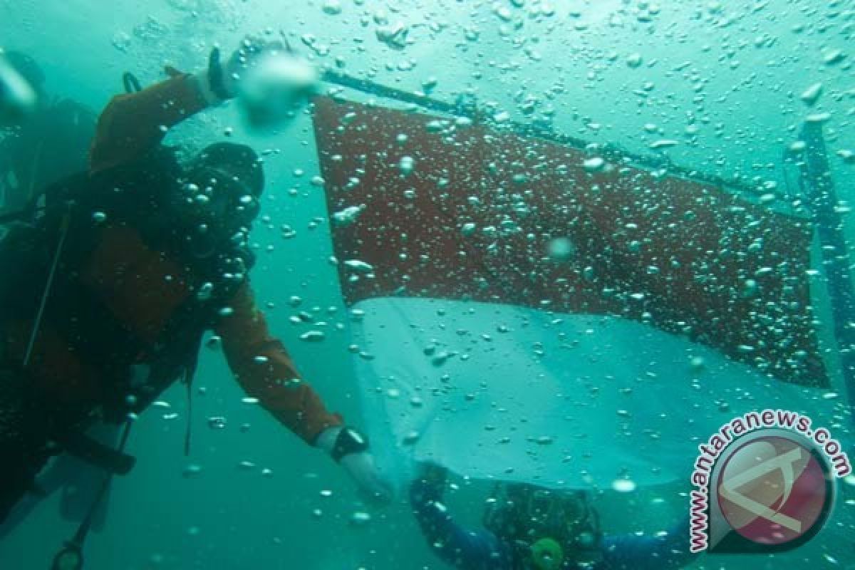 Komunitas Selam Kaltim Gelar Upacara Bendera Agustusan Bawah Laut