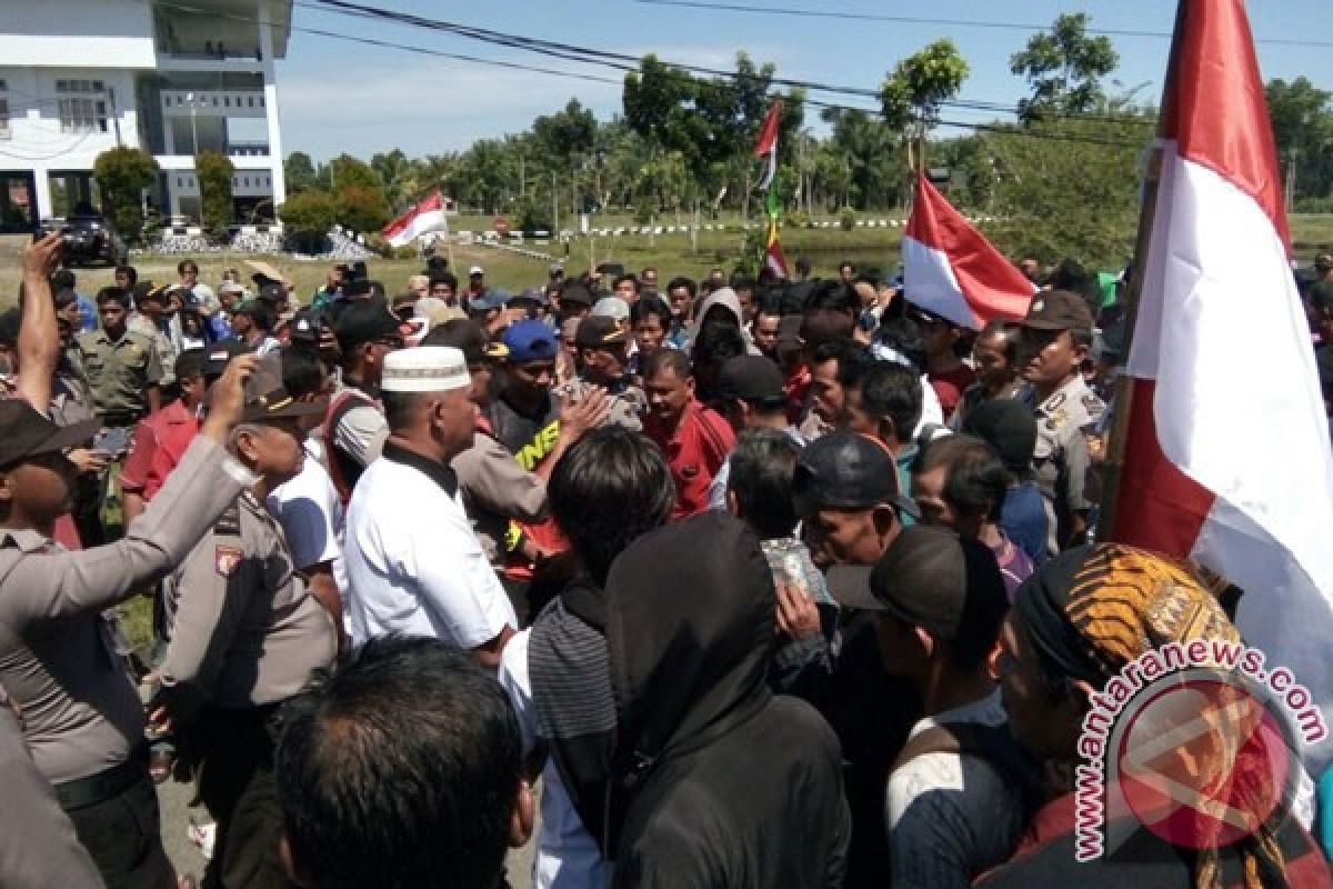 Warga Mukomuko Ancam Tutup Jalan Perusahaan Karet