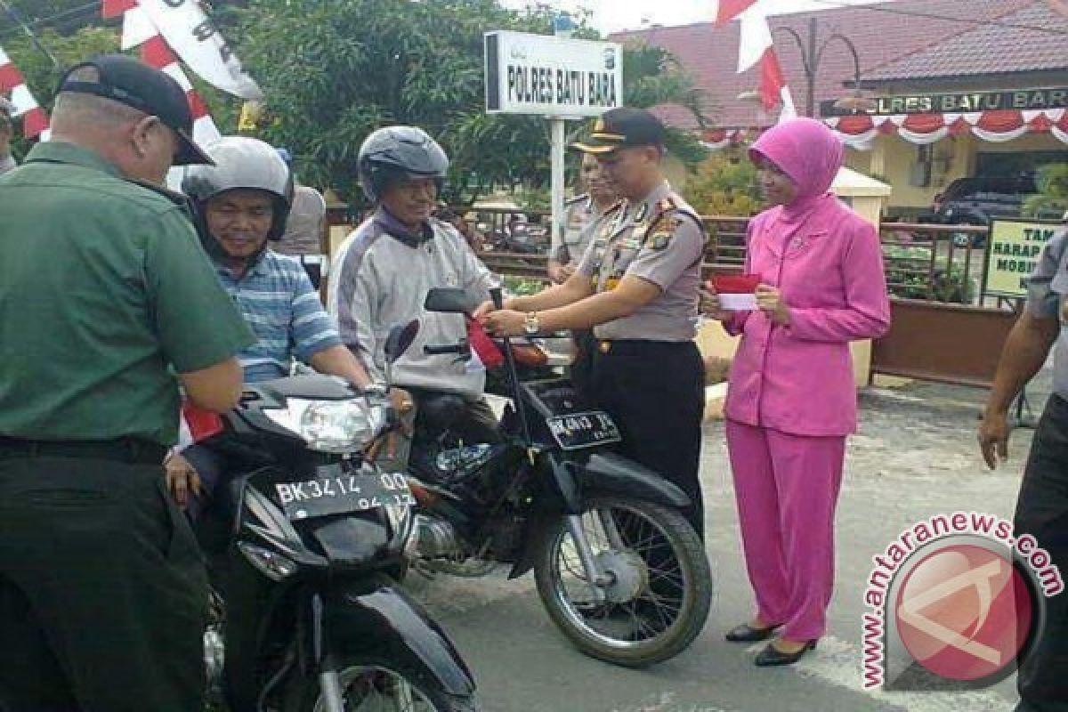 Polres Batubara Bagikan Bendera Dijalan